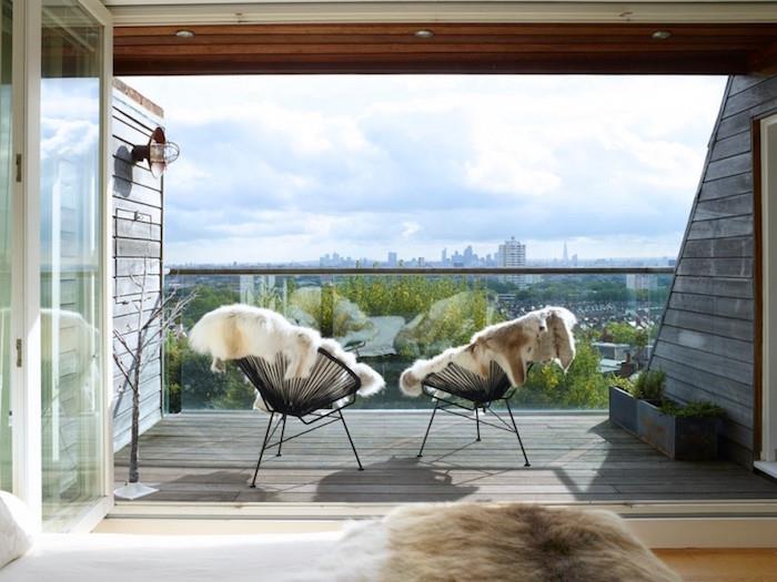jauki minimalistinio balkono išdėstymo idėja su supama kėdė ir oda žiemai