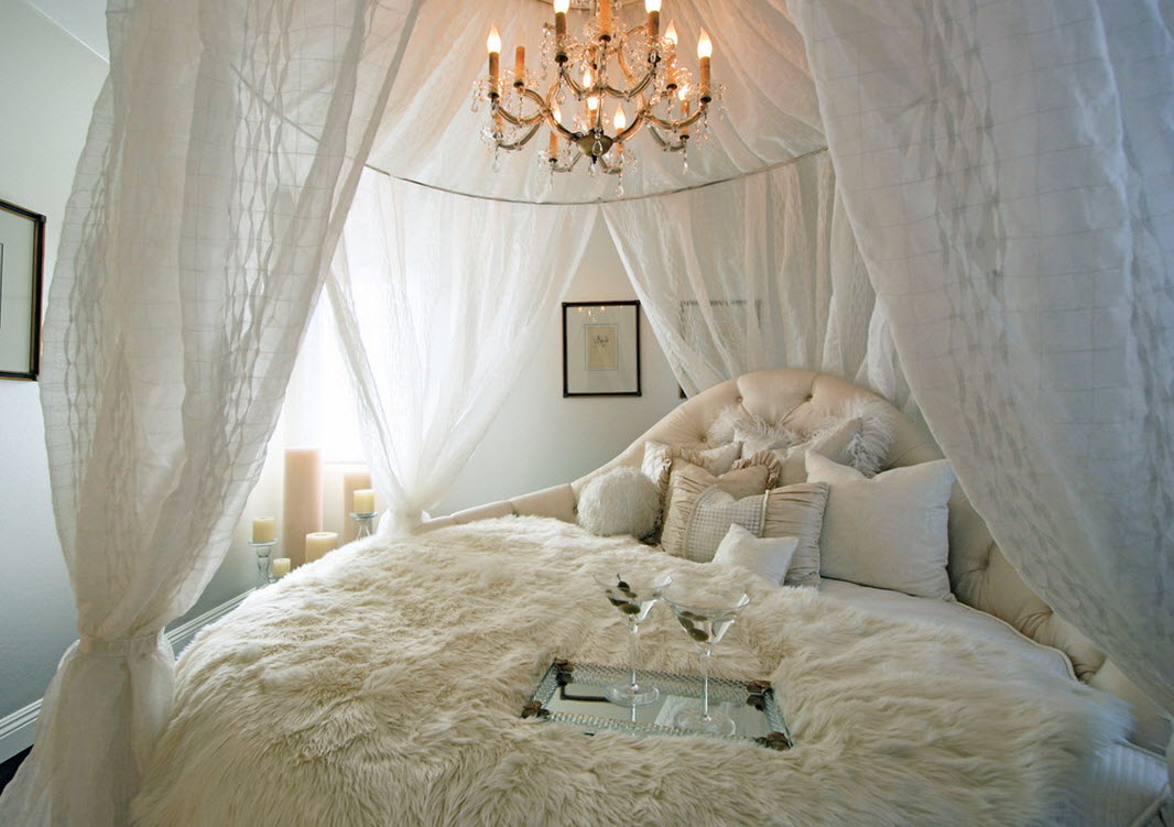 El dosel crea un ambiente romántico en el dormitorio.