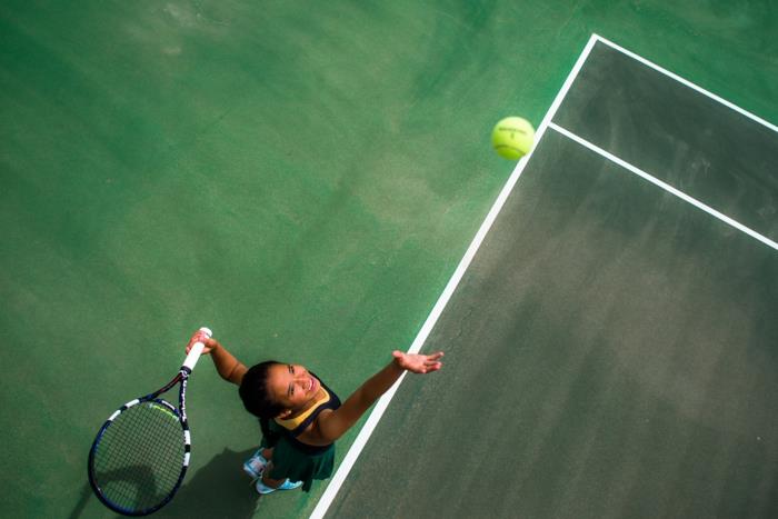 ženski šport, teniško igrišče, teniška žoga, teniški lopar, modro -bele superge, zeleno krilo