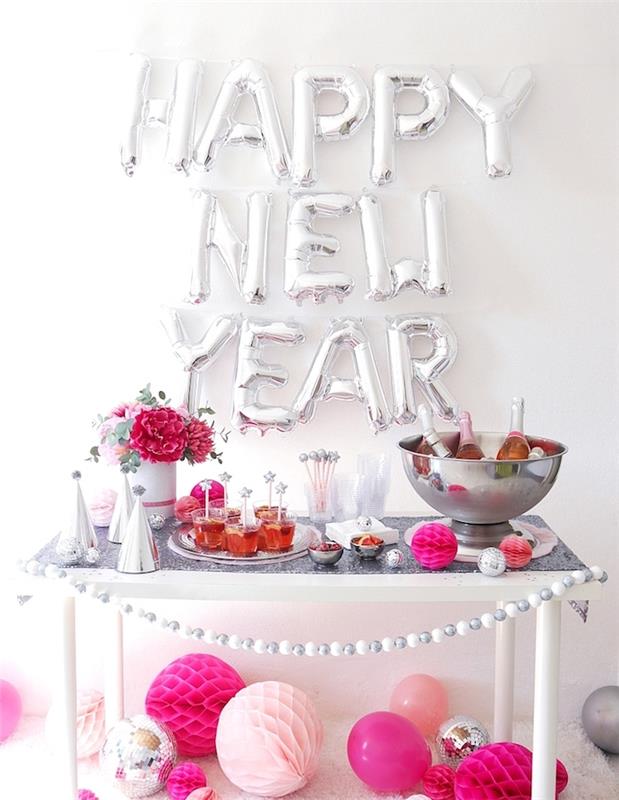 vesel novoletni balon ob beli steni, zabaviščni bonbon s klobuki, dobrote, venec majhnih kroglic, okrasne papirnate kroglice različnih velikosti