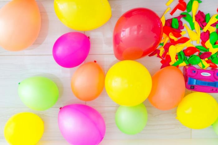 arkos balionai iš įvairiaspalvių balionų, pripūstų helio, papuoškite jo vakarėlį latekso balionų girliandomis