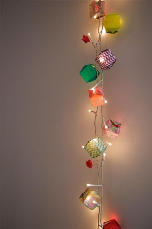 šviesi girlianda, dekoruota įvairių spalvų ir raštų origami popieriniais balionais, skirta poetinei sienų dekoracijai