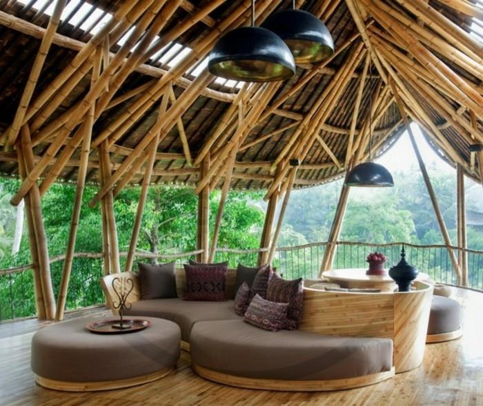bambu-kuru-teras-egzotik-ahşap-kanepe-yastıklar-etnik-desenler-nefes kesici-görünüm
