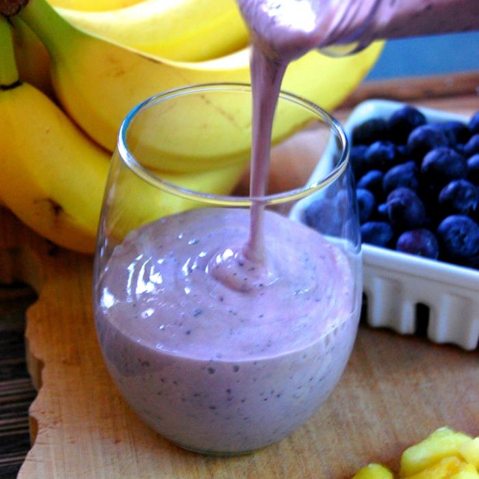 smoothie z mehko in občutljivo teksturo za zajtrk, borovnice in banane