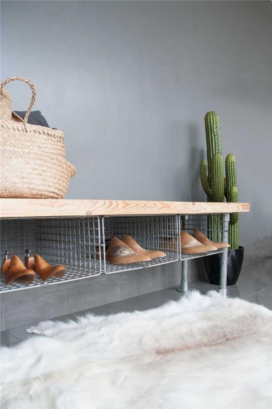 pramoninio stiliaus batų suoliukas su medine sėdyne ir metalinėmis spintelėmis