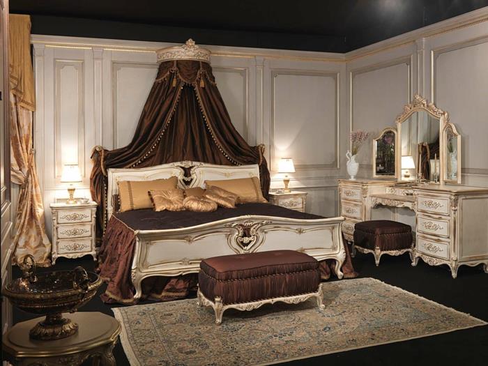 baročni dekor, dolge zavese, bele stene, črni strop, baročna postelja, baročna klop