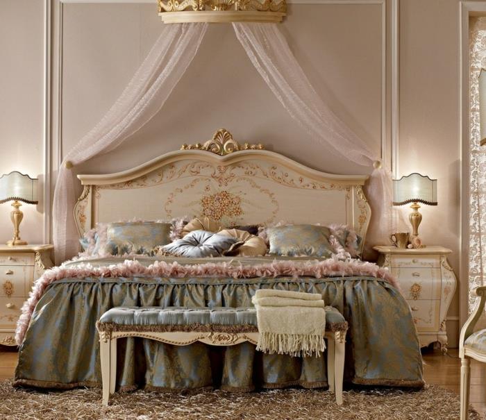 baročna postelja, baročna spalnica, bele stene, mehka preproga, zlate nočne svetilke