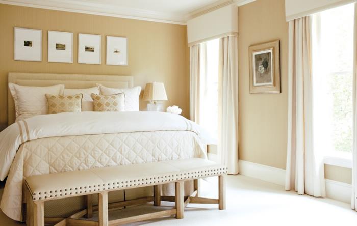 bej duvarlar ve beyaz tavan ile kral yatak ve bej dekoratif aksesuarlar ile eksiksiz yetişkin yatak odası