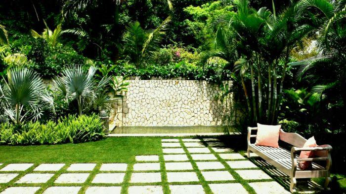 lesena klop betonske plošče na travi palme kamnite stene grmičevje vrtna ideja krajinske ureditve