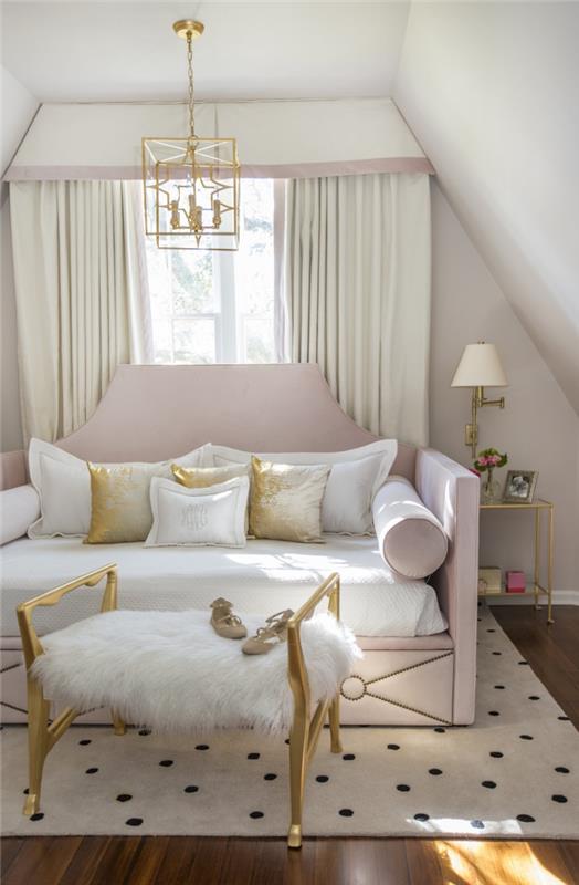 romantiškas miegamojo dekoras su baltomis sienomis su smėlio ir rožinės spalvos valanso, pastelinės rožinės lovos galvūgalio modeliu