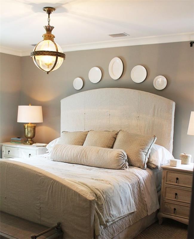 çift ​​kişilik yatak ve hafif ahşap mobilyalar ile eksiksiz yetişkin yatak odası, beyaz dekorasyonlu taupe duvar boyası
