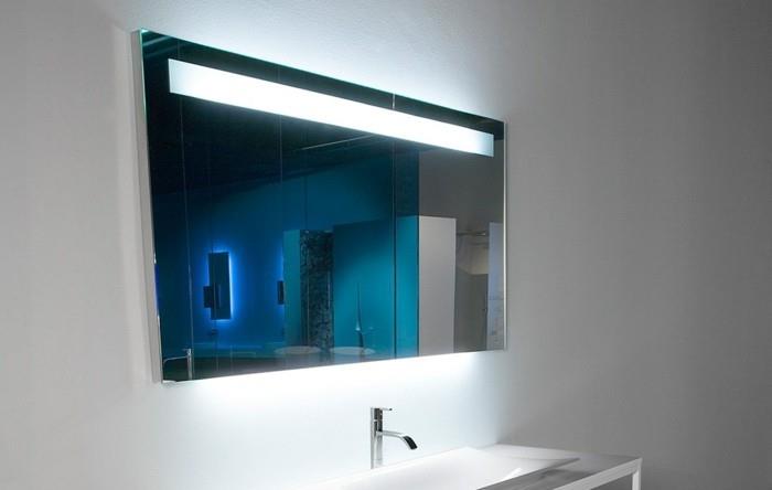 šviesa-juostelė-vonios kambarys-šviesa-juostelė-vonios kambarys-su apšvietimo veidrodžiu