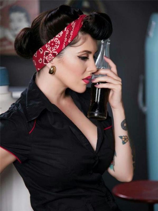 50'lerin topuz saç modeli pin-up kolay rockabilly kesim bandana esmer kadın