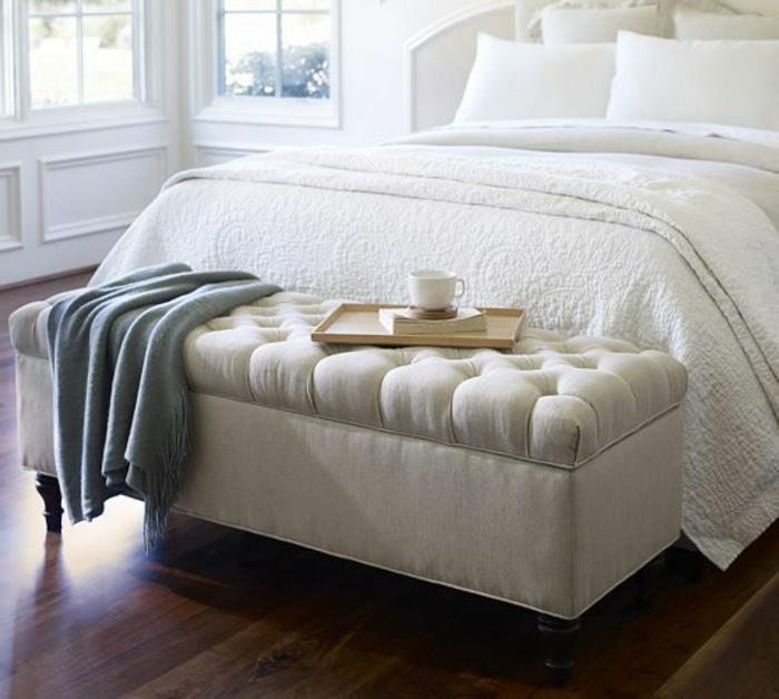 sofa-lova-ikea-balta-tamsiai-medinė-parketo-galo-lova-ikea-balta-lova-su balta antklode