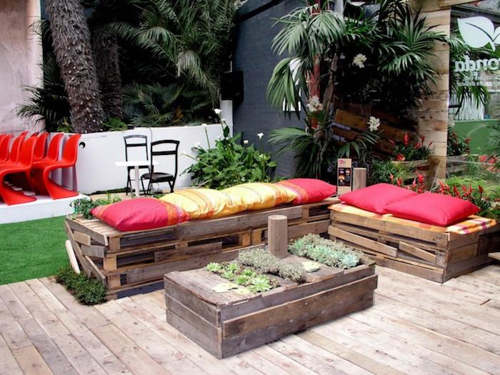 palet ahşap plakalar ve küçük bir bitkili sehpa ile palet içinde bir bank örneği, egzotik ve yenilenmiş bahçe