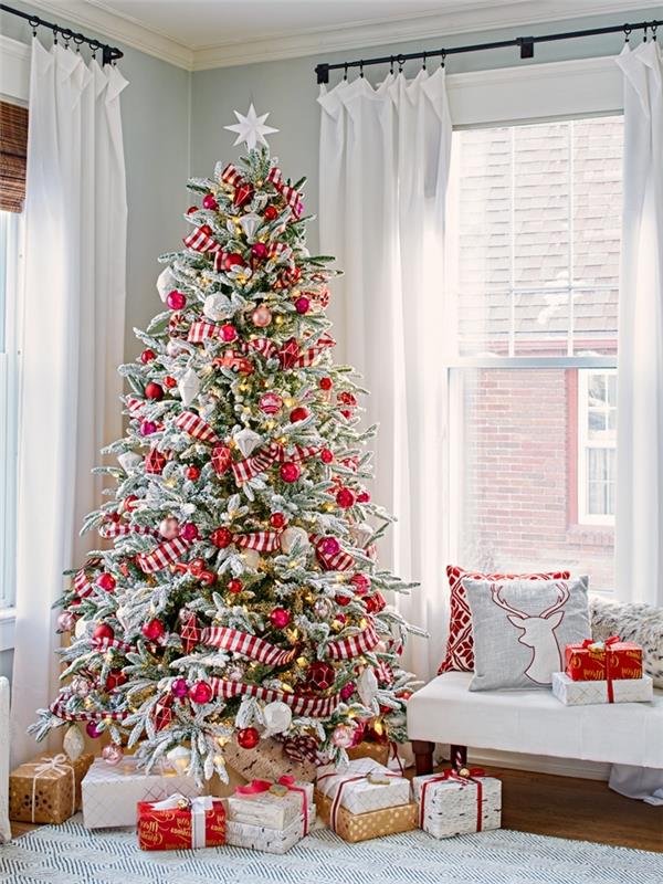 suoliukas po mediniu langu baltos užuolaidos Kalėdų eglutės dekoravimas dekoratyvinės pagalvėlės minimalistinis elnių užvalkalas