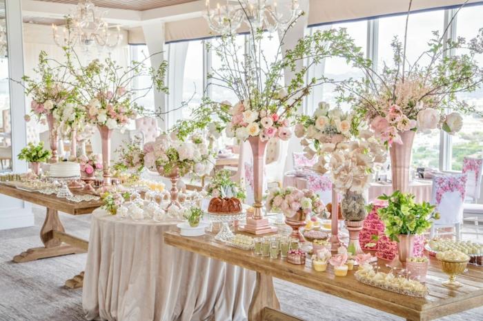 poročne sladkarije, torte in piškoti, bogata cvetlična dekoracija, velike vaze s cvetjem in šopki rožnatega in belega cvetja, kmečke mize, podeželska poroka