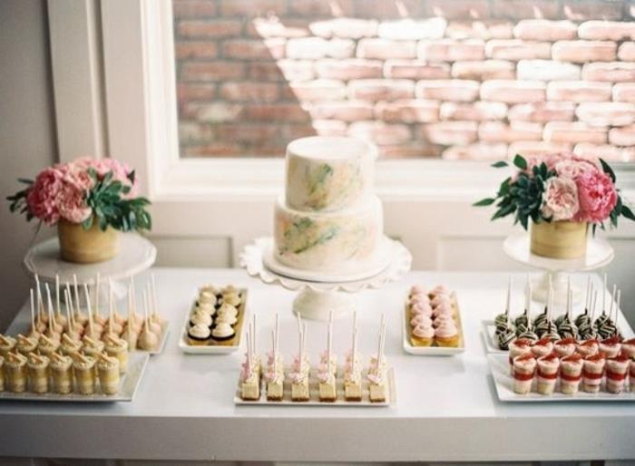 nikah şekeri, cupcakes, cupcakes ve pasta lolipop basit bir fikir, üzerinde çiçek buketleri ile pasta standları, iki katmanlı pasta