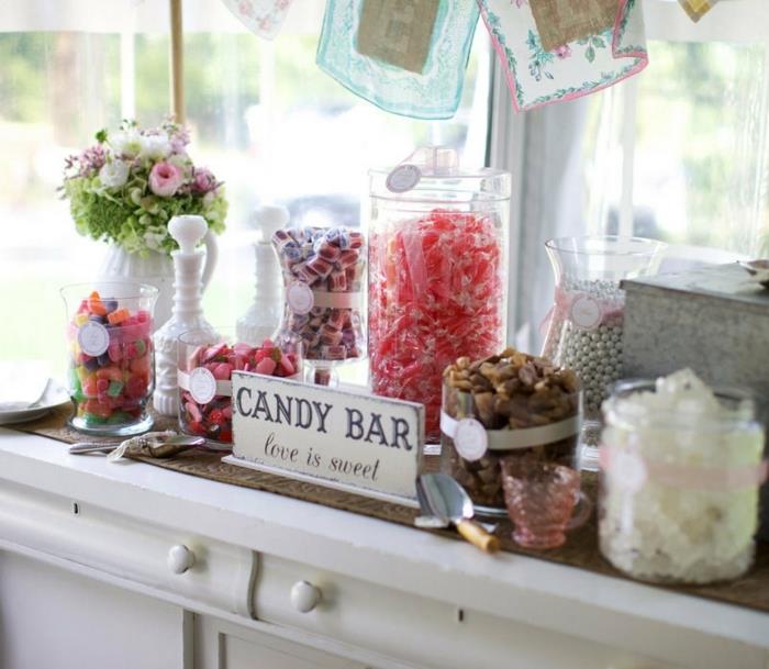 dekoracija bonbonov, steklene škatle za sladkarije, želeji, sladki koren, karamele, dražeji, nalepke na bonbonih, šopek podeželskega cvetja, starinsko pohištvo