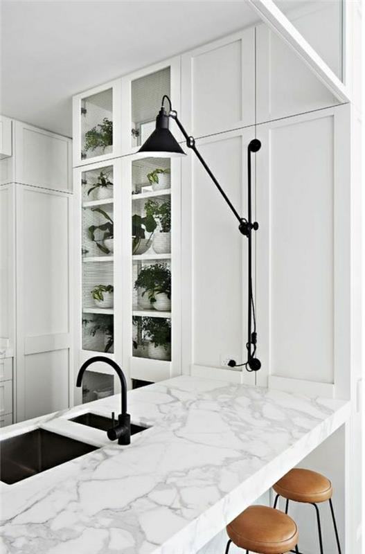 kuhinja-bar-visoko-v-belem-marmorju-belo-pohištvo-postavitev-belo-črno-umivalnik