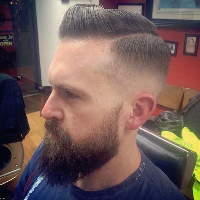 barzda-vyras-blondinė-degradavusi-ilga-hipsterio stiliaus tendencija-2016 m