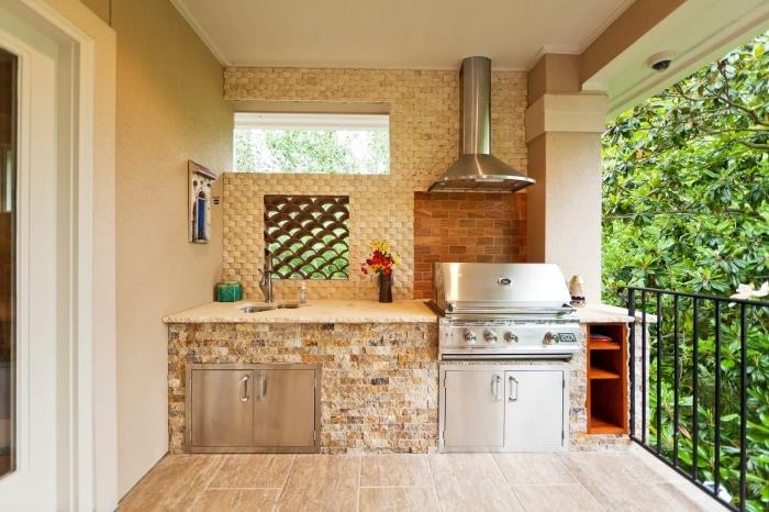 virtuvės išdėstymas verandoje su smėlio spalvos sienomis ir smėlio spalvos plytelėmis išklotomis grindimis, virtuvės modelis aprūpintas atspariomis medžiagomis