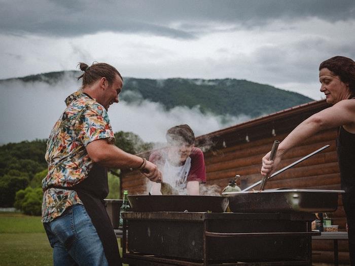 kepsninė už žalios vejos, vaizdas į kalną - moteris moteris ir berniukas