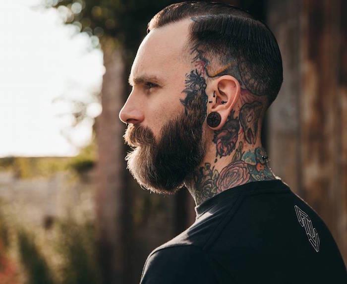 gradiento barzdos stilius iš ausų, suderintas su trumpu, išblukusiu amerikietišku pompadour kirpimu hipsteriui su kaklo tatuiruotėmis