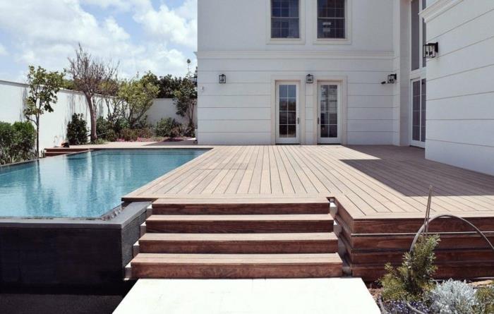 Namas su baseinu, medinė įvažiavimo terasa, skirta moderniai išvaizdai, šauni idėja naudoti išorines dailylentes