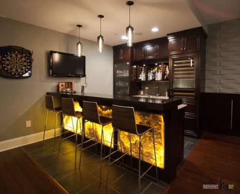 Bancone bar con illuminazione in cucina