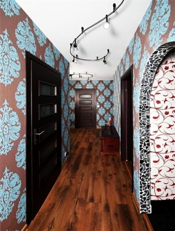 modra in rjava okrasna ozadja, znotraj hodnika, z lesenim laminatnim podom in temno rjavimi lesenimi vrati, ideje za oblikovanje hodnika