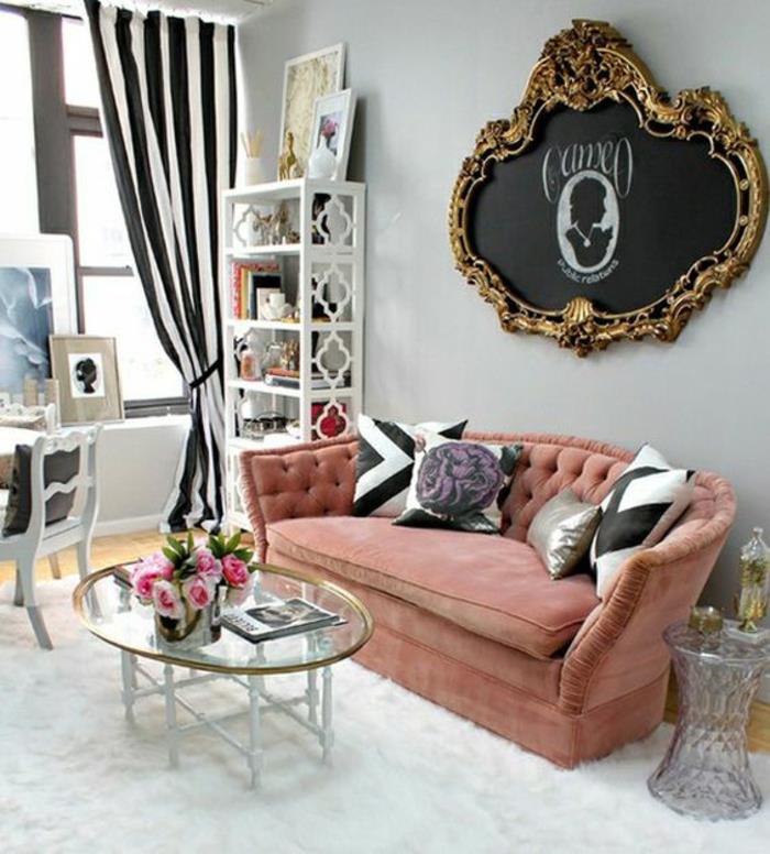 barokinių baldų sofos rožinė spalva su dideliu stalu aukso rėmelyje