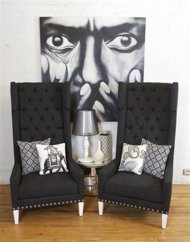 Barok mobilyalar iki dumanlı gri koltuk ve Dali'nin siyah beyaz şaşkın yüzü ile büyük bir tablosu