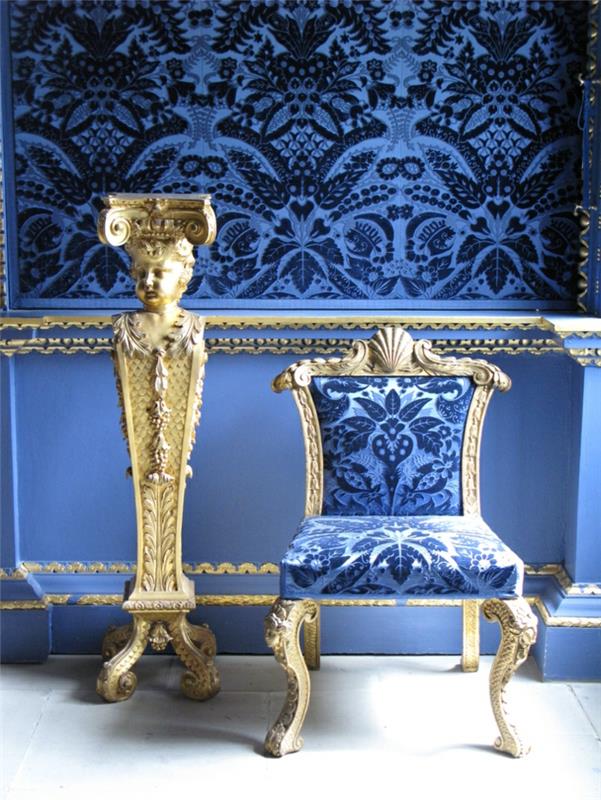 baroko baldai dangaus mėlynos ir baltos spalvos sienose, iškloti prabangiu satino audiniu juodos ir karališkos mėlynos spalvos