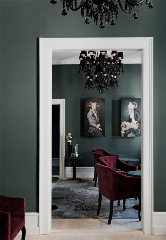 barok mobilya siyah avize bordo koltuklar beyaz kapı çerçevesi
