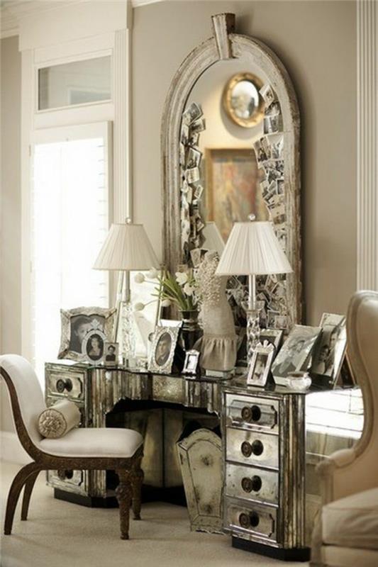 baroko baldai su dideliu veidrodžiu su baltu rėmu ir tualetinis staliukas su dviem balto audinio grindų lempomis