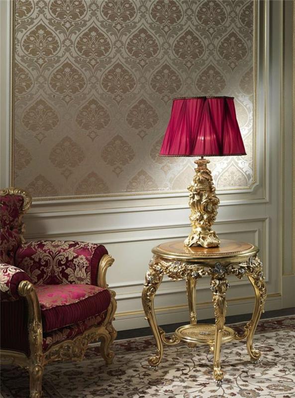 Yaldızlı koltuk ve altın desenli barok mobilyalar ve zambak desenli saten kumaş duvar