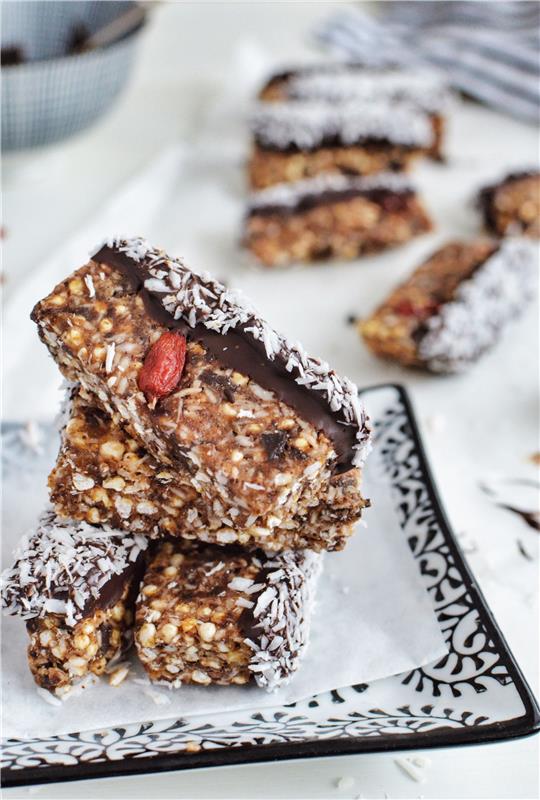 Dietinis tortas be kepimo, kokoso batonėlis, quinoa, datulės su šokolado danga be cukraus