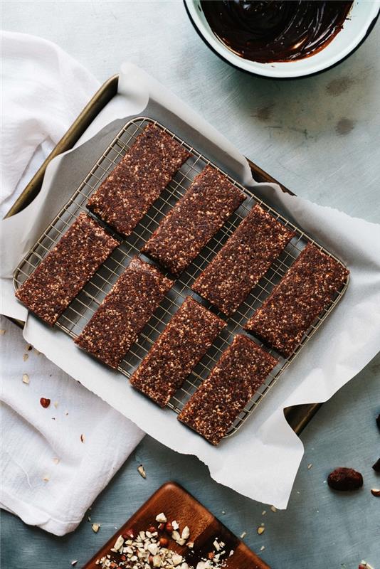 ideja veganske energetske sladice aroma nutelle, recept za energijske ploščice brez peke z lešniki, datlji in kakavom ter