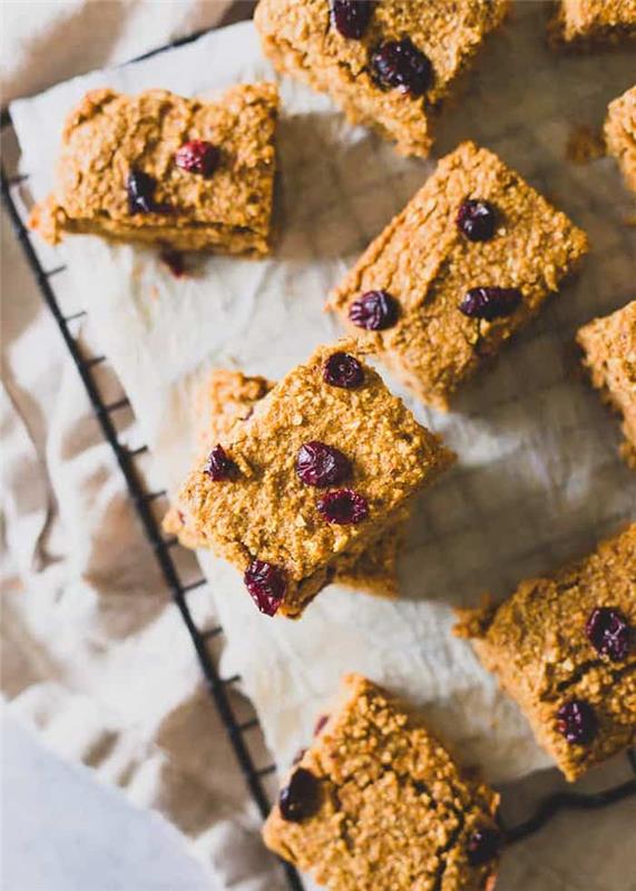 torta po okusu, recept za domače ploščice bogate z beljakovinami s sladkim krompirjem in sušenimi češnjami