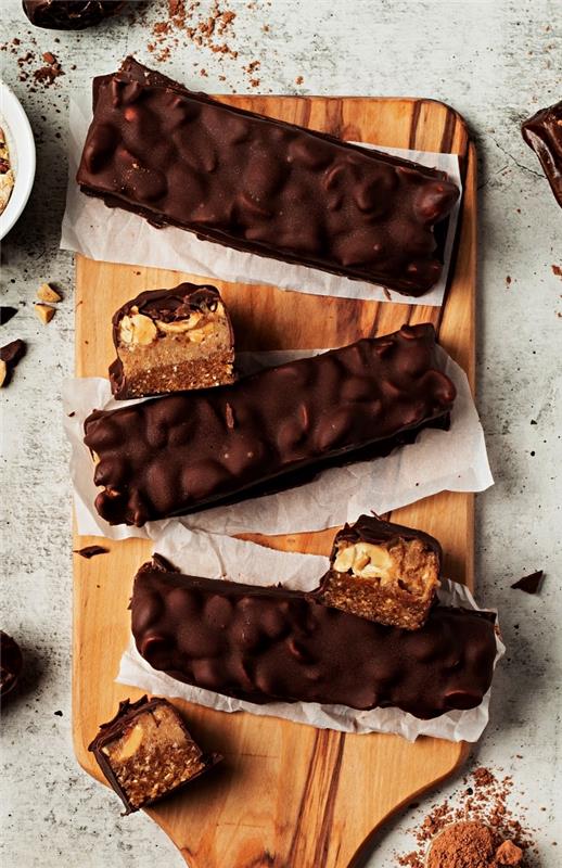 veganiškas šokoladinių batonėlių ir žemės riešutų „snickers“ stiliaus receptas, idėja apie mažus desertus be kepimo, lengvas ir greitas bei originalus desertas