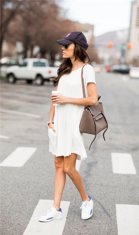 akıcı orta uzunlukta bir elbise ve beyaz kadın spor ayakkabısı içinde gündelik şık tarzda beyaz kadın kıyafeti örneği