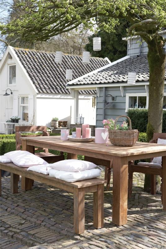 sodas-medinis-kavos staliukas-namas-kiemas-gėlės