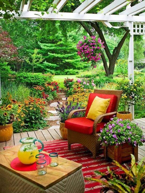 kavos staliukas-medyje-spalvingas-kilimas-sodas-žalias-gėlės