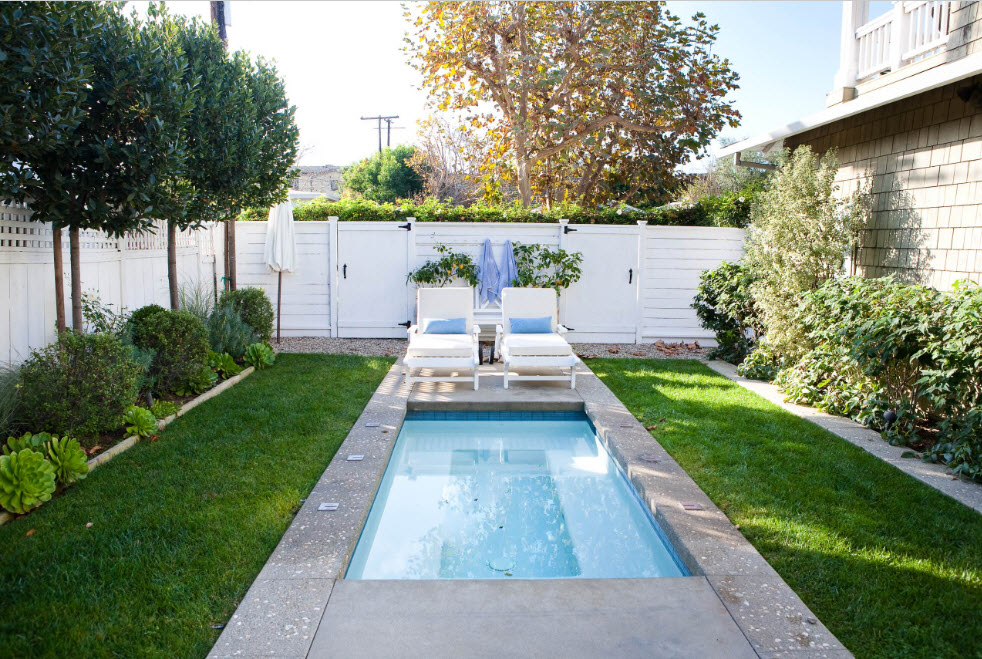 Piscina na casa de verão