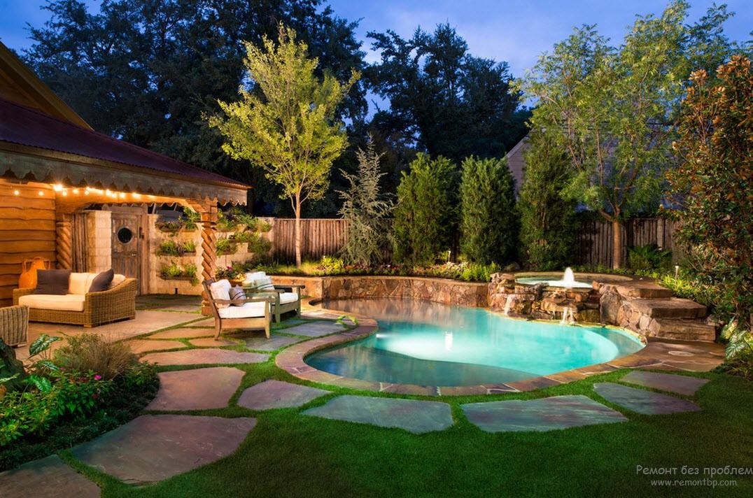 Neįprastai gražus nedidelio baseino, esančio šalia namo, dizainas