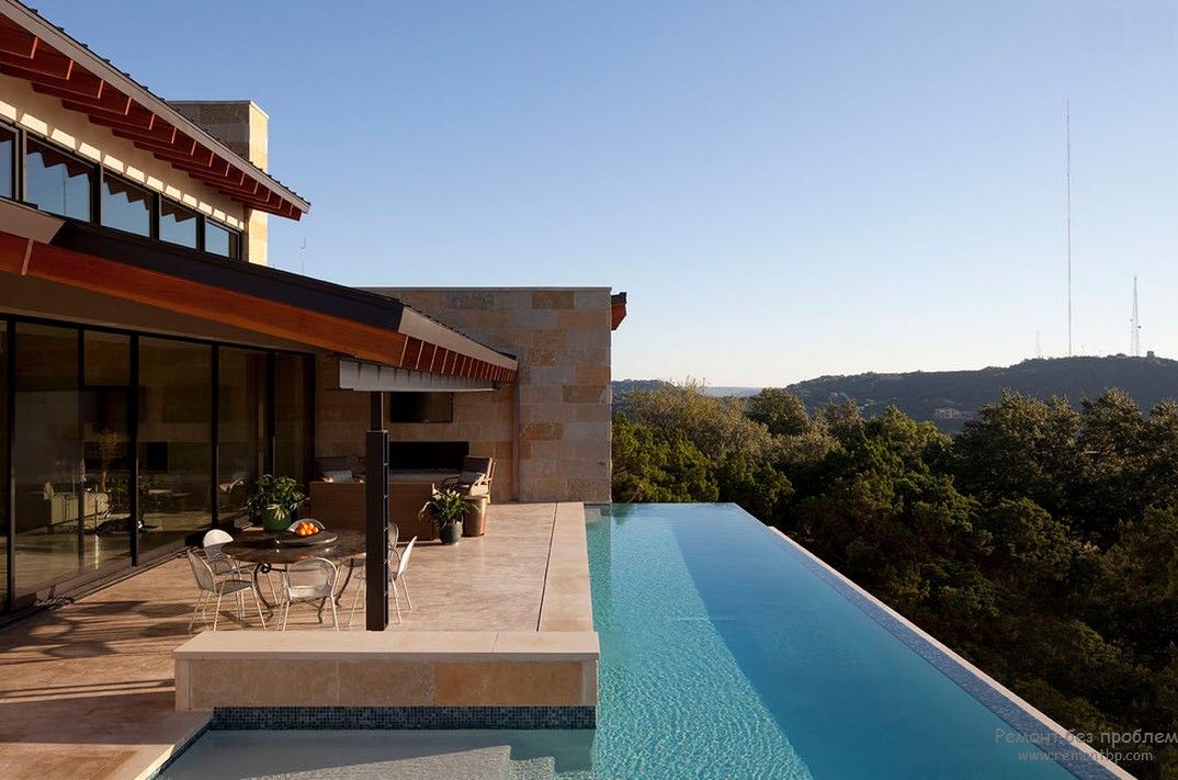 Labai įspūdingas baseino dizainas prie namo su prabangiu vaizdu