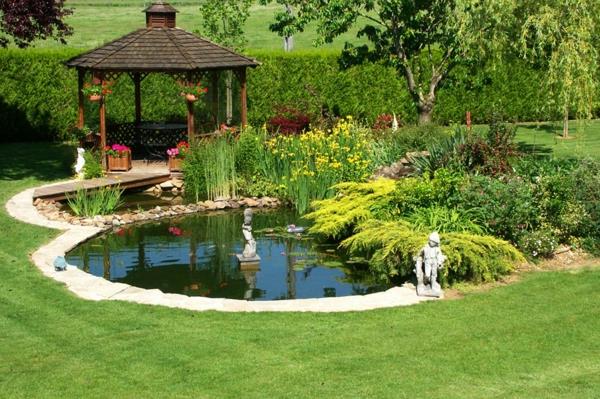 tvenkinys-už-elegantišką-sodo-paviljoną