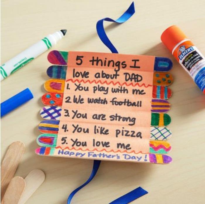 bastoncini-legno-messaggio-festa-papà-decorazione-colori-pennarelli-idea-regalo-nastro-blu-fai-da-te-bambini