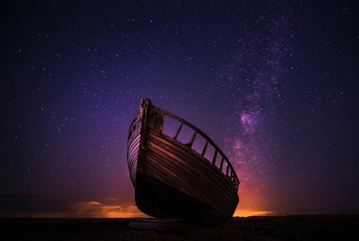 gražiausi kompiuterio tapetai, vaizdas su pasakų nakties peizažu su žvaigždėtu purpuriniu dangumi ir medine valtele